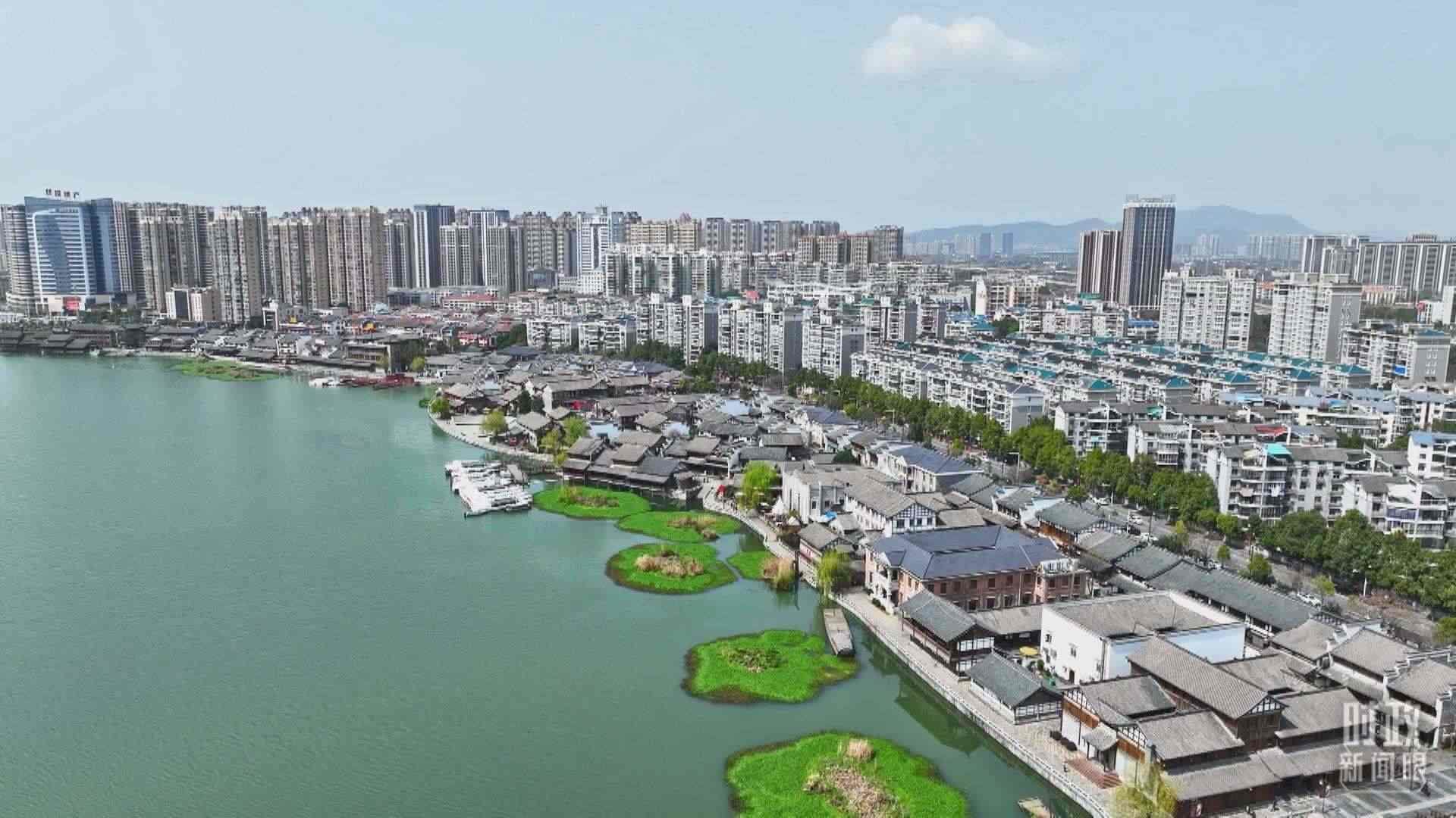 △沅江江畔，常德河街與現(xiàn)代建筑交相輝映。（總臺央視記者范凱拍攝）