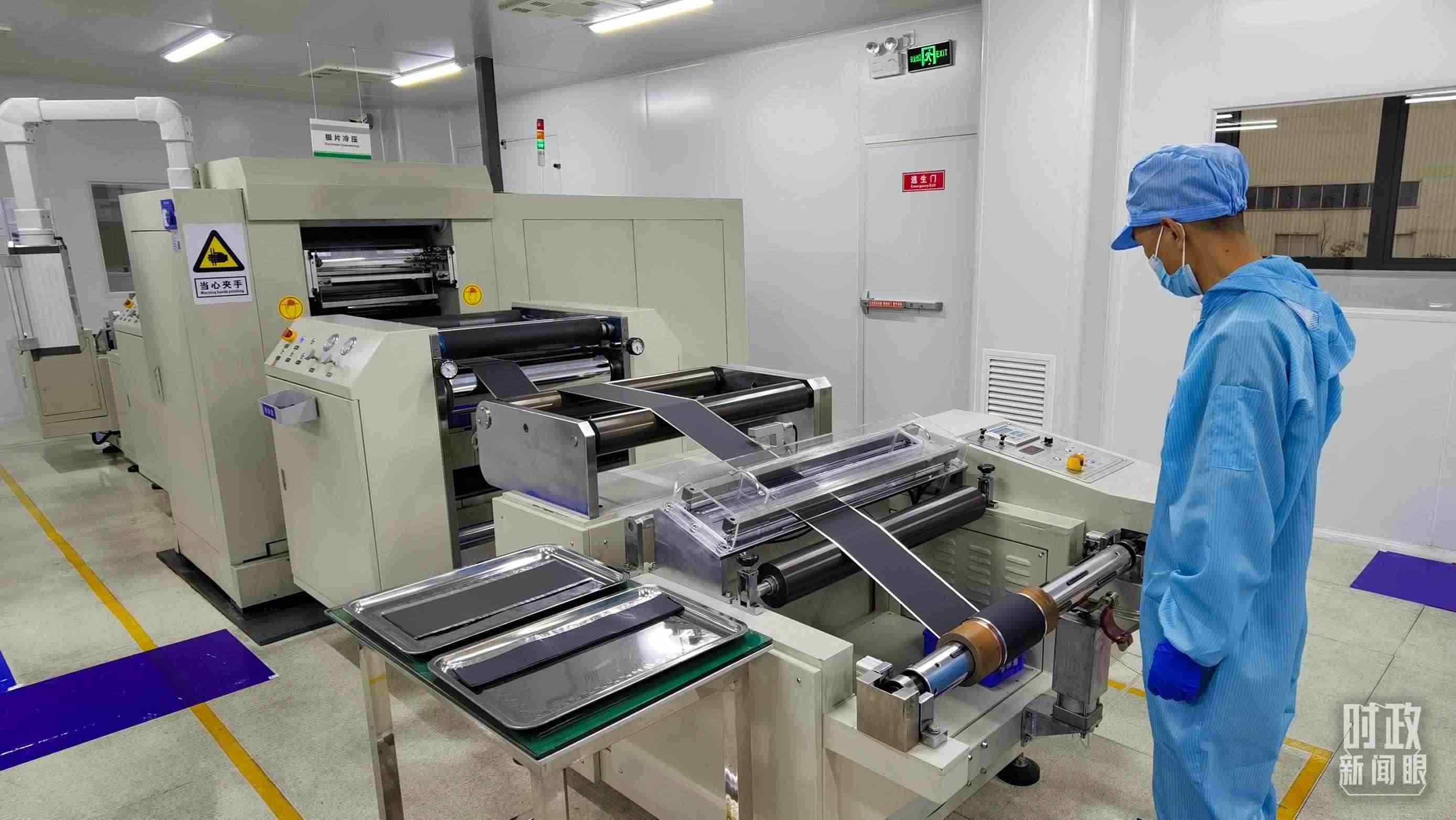 △這是電池生產的極片冷壓操作車間。（總臺央視記者郭鴻拍攝）