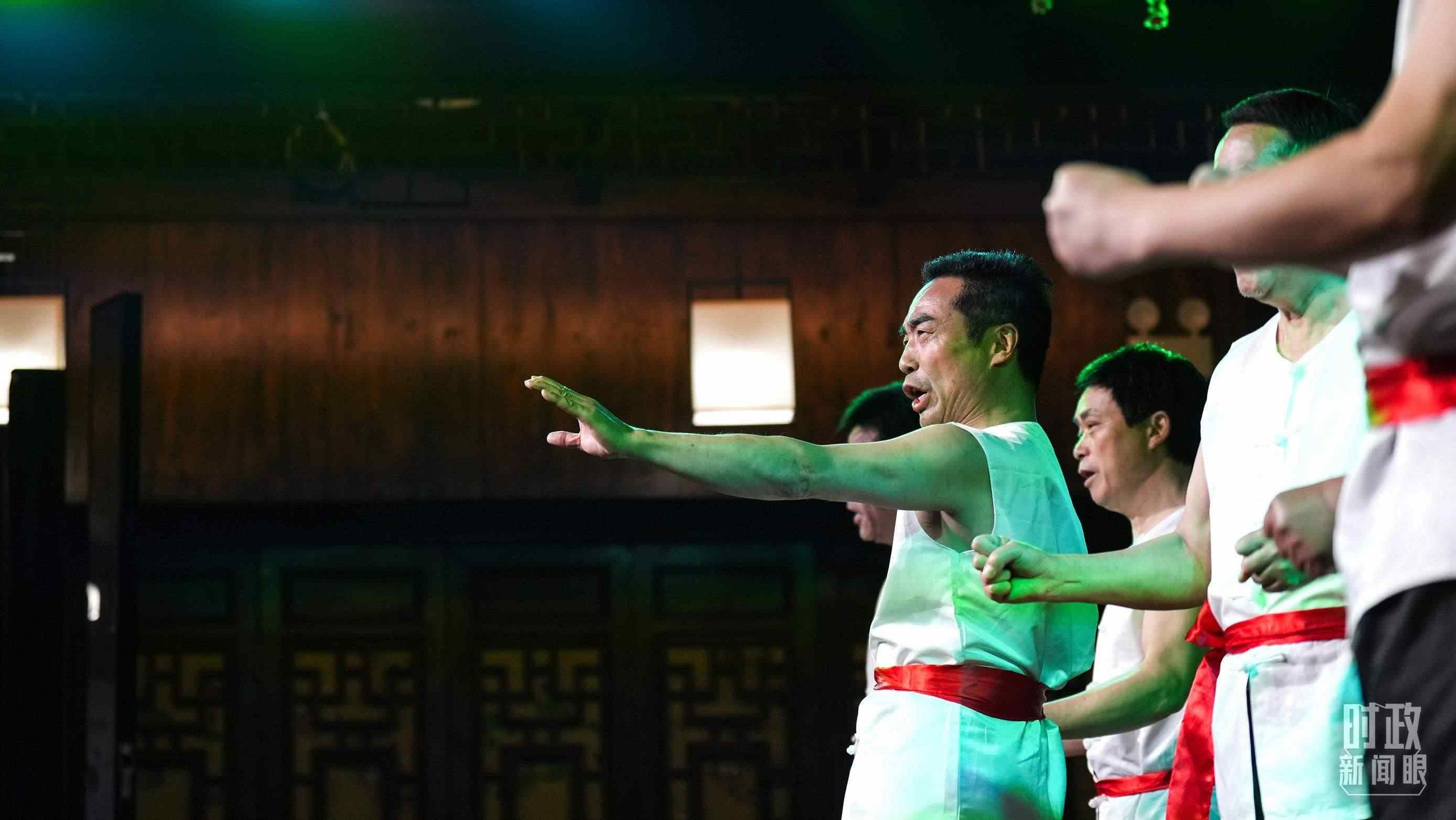 △常德河街，鴛鴦走馬樓上演常德高腔《穆桂英掛帥》和澧水船工號子。（總臺央視記者許永松、國廣記者李晉拍攝）