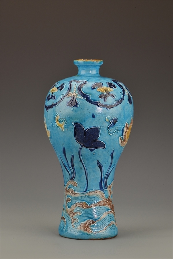 一號沉船出水的琺華彩蓮紋梅瓶。中國文物報社供圖