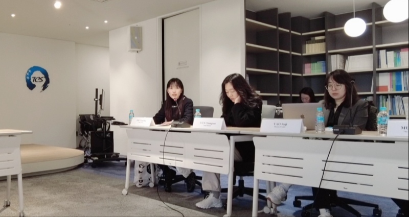 記者（左一）在交流活動上，以加強(qiáng)中日韓三國經(jīng)濟(jì)合作、增進(jìn)三國民眾相互理解為主題發(fā)表演講。權(quán)小星攝