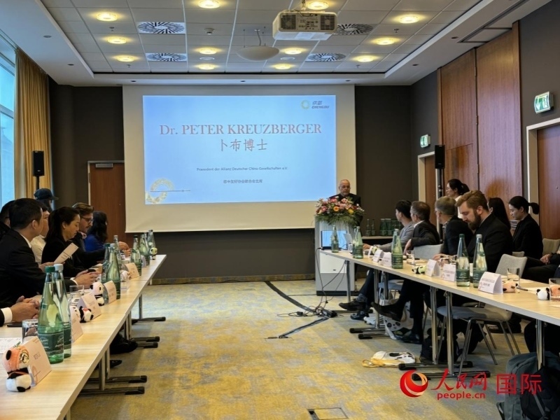 在成都文化旅游（柏林）推介座談會(huì)上，德中友好協(xié)會(huì)聯(lián)合會(huì)主席卜布致辭。人民網(wǎng)記者張慧中攝