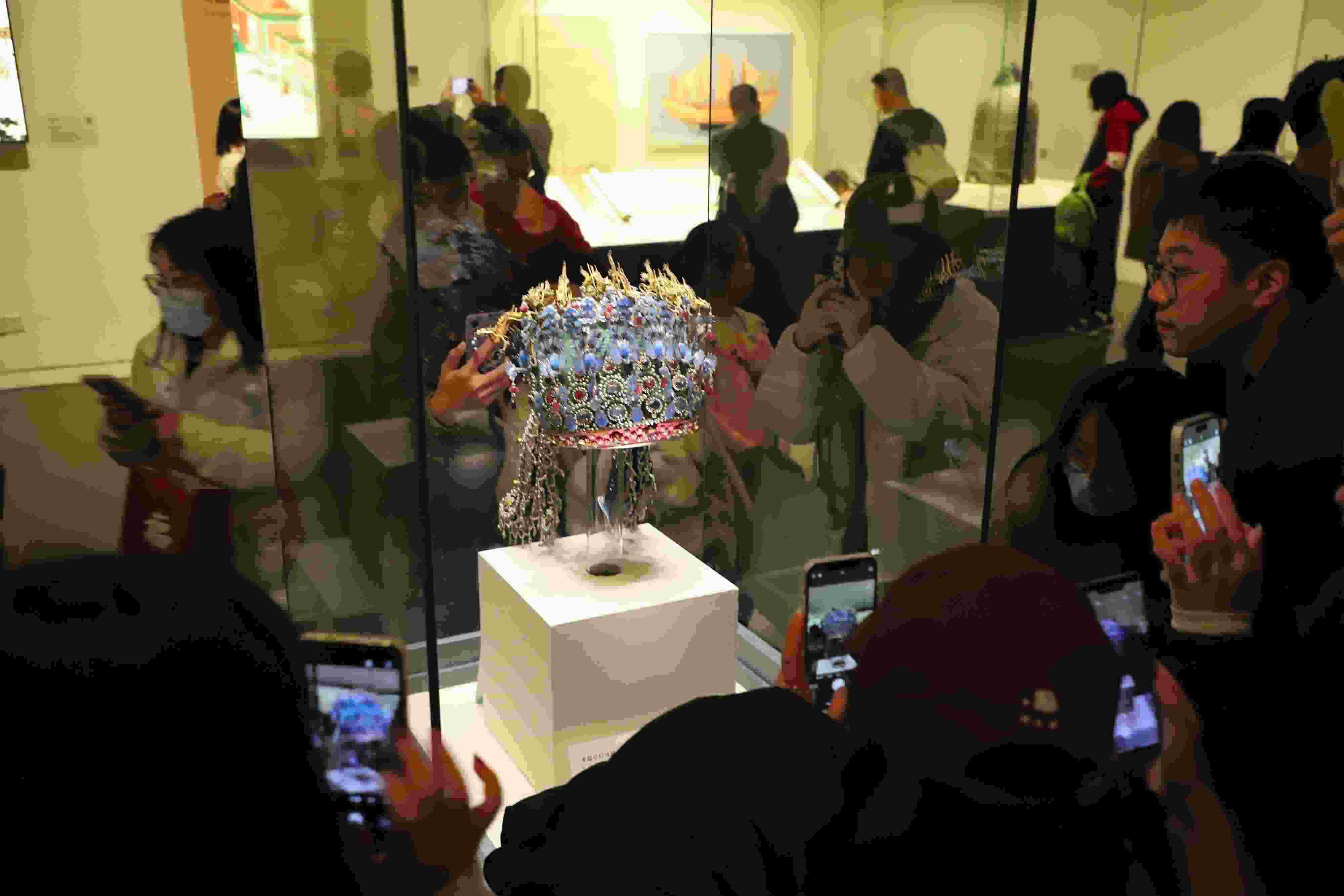 △ 2024年3月9日，北京，中國(guó)國(guó)家博物館，來自天南海北的游客在參觀藏品。