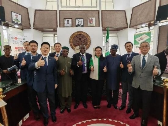 3月21日，與會(huì)嘉賓在首屆拉各斯論壇現(xiàn)場合影留念。（圖片由中國駐拉各斯總領(lǐng)事館提供）