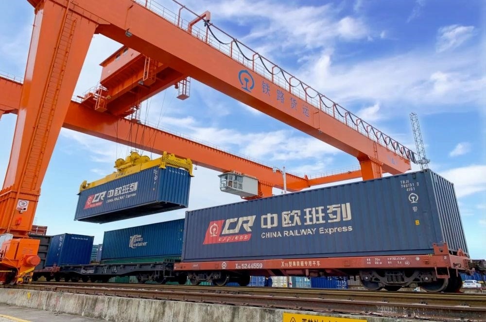 △2022年4月29日，在安徽合肥北站物流基地集裝箱作業(yè)區(qū)，準備發(fā)運的中歐班列集裝箱。