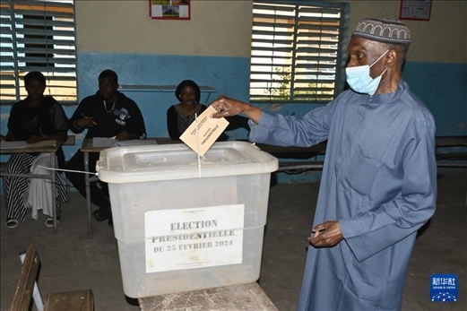 3月24日, 選民在塞內(nèi)加爾首都達喀爾的一處投票站投票。新華社發(fā)（登巴·蓋伊攝）