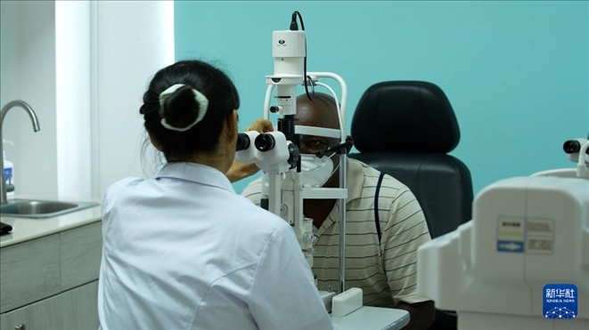 3月4日，在多米尼克羅索的中多友誼醫(yī)院眼科中心，援多醫(yī)療隊成員、南方醫(yī)科大學(xué)第三附屬醫(yī)院眼科主治醫(yī)師魯志卿為病人做檢查。新華社記者 王朝 攝