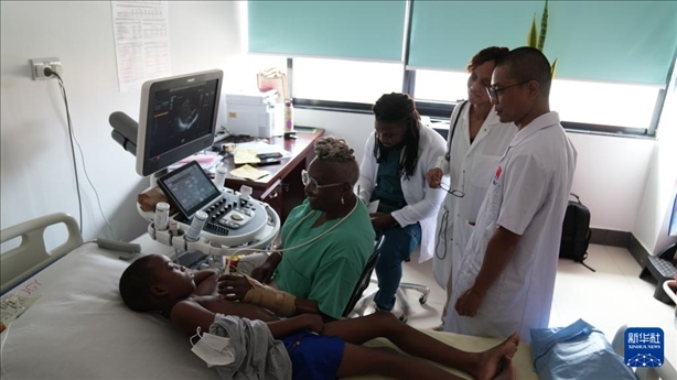 3月4日，在多米尼克羅索的中多友誼醫(yī)院，援多醫(yī)療隊成員、南方醫(yī)科大學(xué)第五附屬醫(yī)院心血管內(nèi)科主治醫(yī)師駱志鵬與當(dāng)?shù)蒯t(yī)生共同診療。新華社記者 王朝 攝