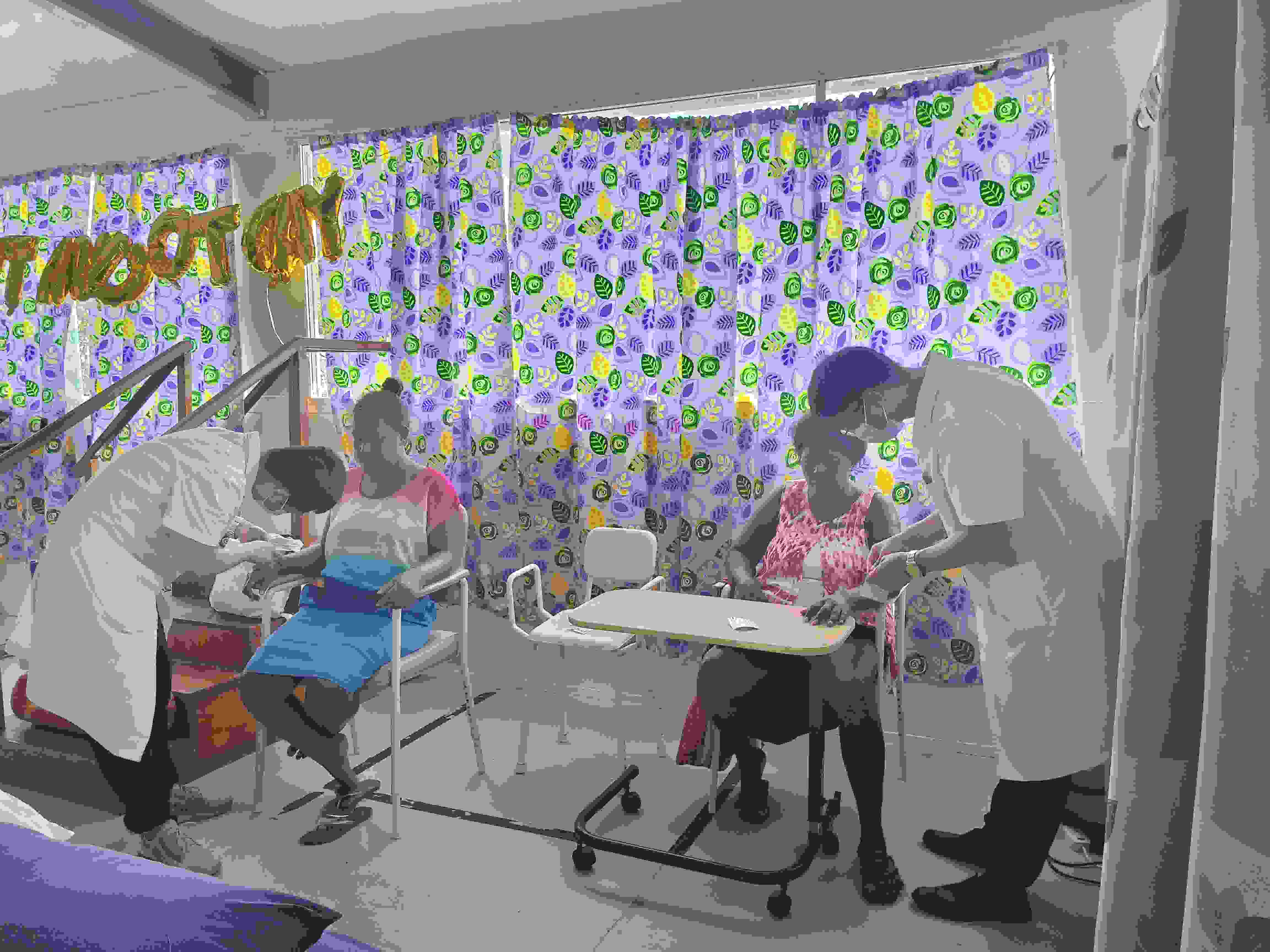 2023年7月3日，中國援助所羅門群島醫(yī)療隊針灸大夫在所羅門群島首都霍尼亞拉國家轉(zhuǎn)診醫(yī)院為患者治療。