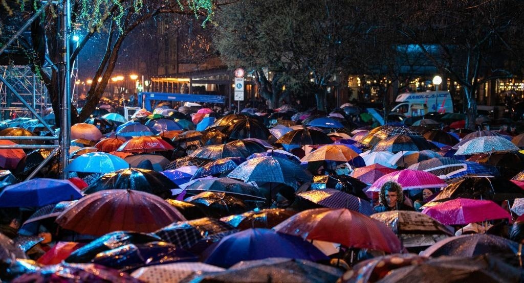 3月24日，在塞爾維亞南部城市普羅庫(kù)普列，人們參加北約轟炸南聯(lián)盟遇難者悼念儀式。新華社發(fā)（王韡攝）