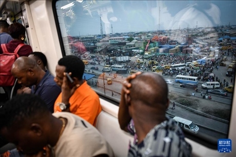 2月28日，在尼日利亞拉各斯，人們乘坐輕軌藍(lán)線(xiàn)列車(chē)。新華社記者 韓旭 攝