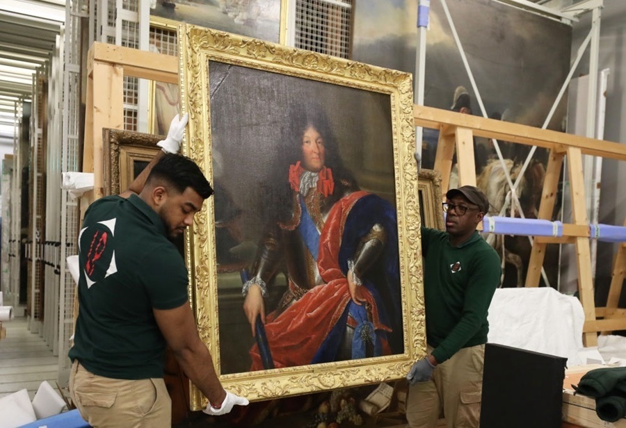  2024年3月11日，在法國(guó)巴黎近郊的凡爾賽宮，工作人員準(zhǔn)備打包油畫《路易十四戎裝像》。在2024年中法建交60周年暨中法文化旅游年之際，凡爾賽宮和故宮博物院將于4月至6月在故宮共同舉辦“凡爾賽宮與紫禁城”展覽。凡爾賽宮工作人員將70余件法方展品打包裝箱，計(jì)劃在不久之后將其運(yùn)往北京。新華社記者 高靜 攝