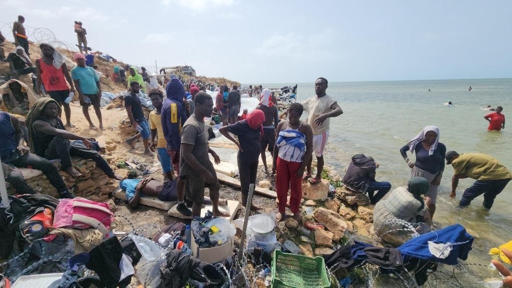 2023年7月26日，在突尼斯與利比亞邊境的艾季迪爾角，眾多移民滯留在地中海海岸邊。新華社發(fā)（哈姆扎·圖爾基亞攝）