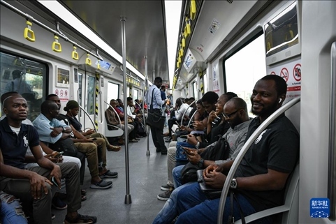 2月28日，在尼日利亞拉各斯，人們乘坐輕軌藍(lán)線(xiàn)列車(chē)。新華社記者 韓旭 攝