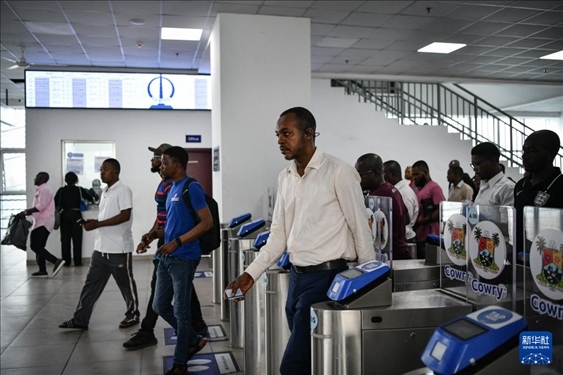 2月28日，在尼日利亞拉各斯，人們?cè)谳p軌藍(lán)線(xiàn)碼頭站刷卡出站。新華社記者 韓旭 攝