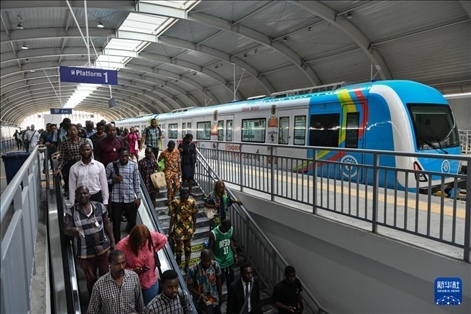 2月28日，在尼日利亞拉各斯，人們?cè)谳p軌藍(lán)線(xiàn)碼頭站下車(chē)出站。新華社記者 韓旭 攝