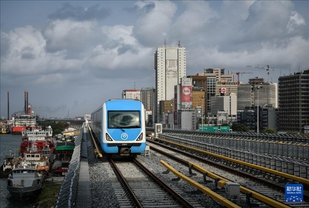 這是2月28日在尼日利亞拉各斯拍攝的一列輕軌藍(lán)線(xiàn)列車(chē)。新華社記者 韓旭 攝