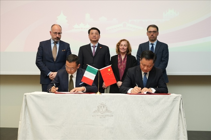 揚州市政府與意大利中國商會簽署合作協(xié)議。 主辦方供圖