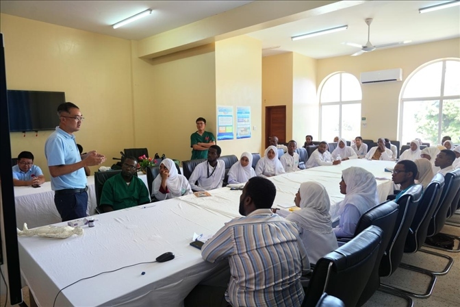 韋長(zhǎng)群醫(yī)生進(jìn)行中醫(yī)講座。中國(guó)援桑醫(yī)療隊(duì)供圖