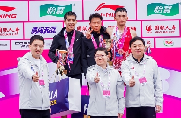 無(wú)錫市人民政府副秘書(shū)長(zhǎng)顧文龍，無(wú)錫市體育局黨組書(shū)記、副局長(zhǎng)楊宇華，海瀾集團(tuán)黨委副書(shū)記、副總裁江南共同為全國(guó)馬拉松錦標(biāo)賽（第一站）男子組前3名頒獎(jiǎng)。受訪(fǎng)者供圖