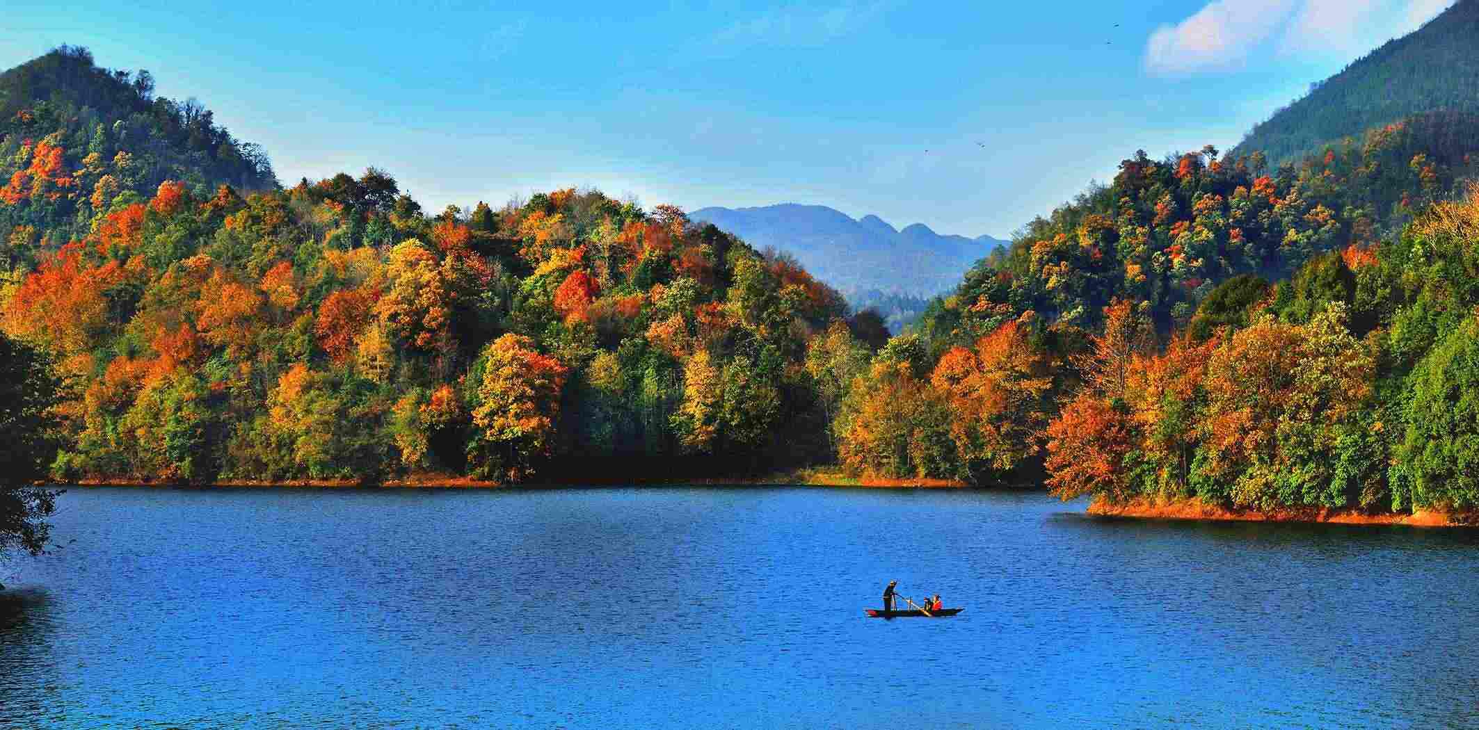 百里杜鵑湖好風(fēng)光。羅冠宇 攝