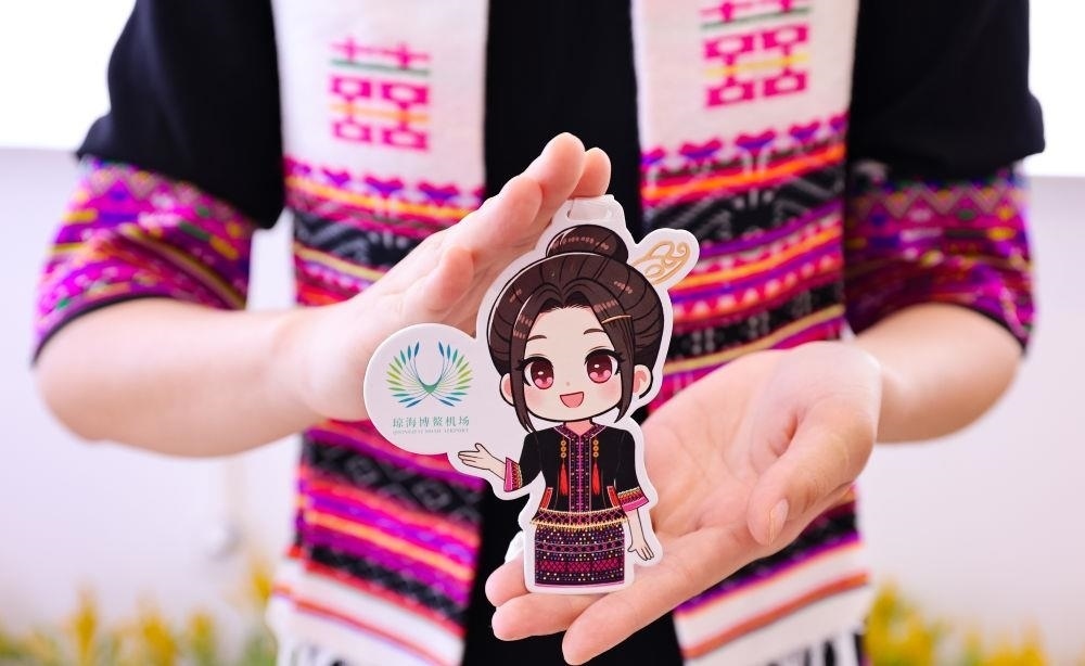 △2024年3月22日，博鰲機(jī)場(chǎng)工作人員展示“博鰲香”香氛卡片。