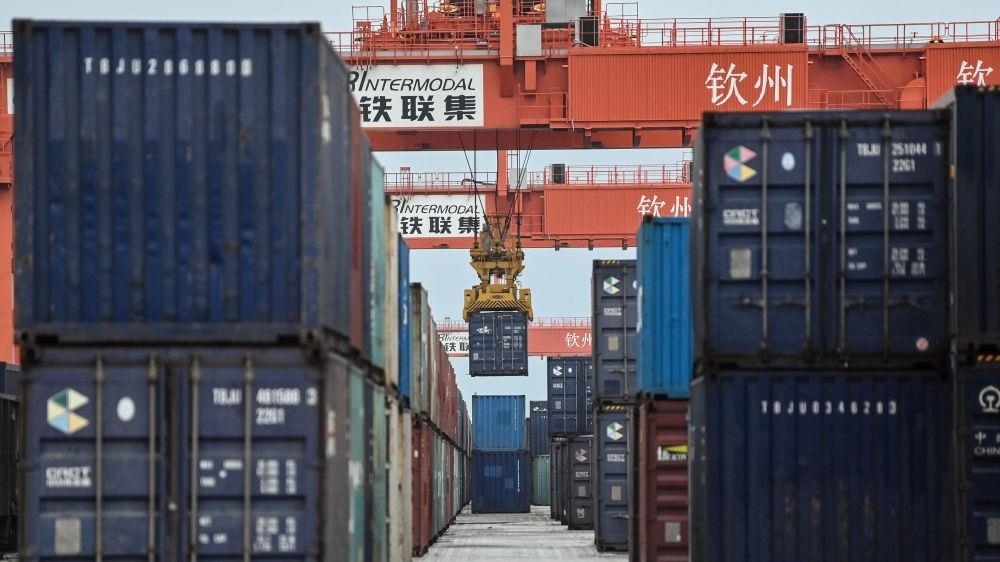 △2023年5月11日，在廣西欽州鐵路集裝箱中心站，塔吊在下卸集裝箱。近年來(lái)，在RCEP政策紅利推動(dòng)下，中國(guó)與東盟產(chǎn)業(yè)合作不斷深化，助力區(qū)域經(jīng)濟(jì)發(fā)展。