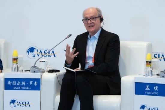 3月27日，《人工智能：現(xiàn)代方法》作者、加州大學(xué)伯克利分校計(jì)算機(jī)科學(xué)系教授斯圖爾特·羅素在分論壇上發(fā)言。新華社記者 曹夢(mèng)瑤 攝