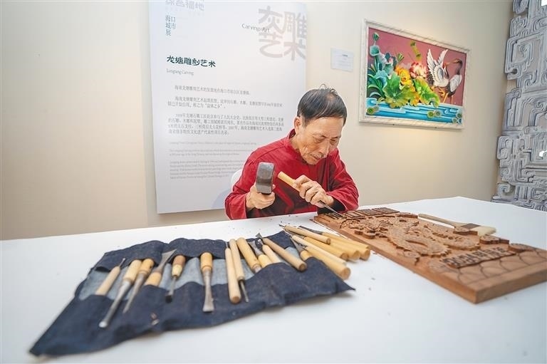 △2024年3月25日，在博鰲東嶼島文化公園海口城市展現(xiàn)場(chǎng)，非遺傳承人展演龍?zhí)恋窨趟囆g(shù)。