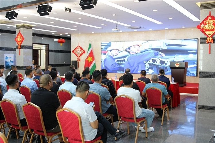 當(dāng)?shù)貢r(shí)間3月26日下午，中國(guó)品牌重型機(jī)械、載重車輛宣傳推介會(huì)在中國(guó)駐蘇里南大使館舉行。圖為宣介會(huì)現(xiàn)場(chǎng)。中國(guó)駐蘇里南大使館供圖