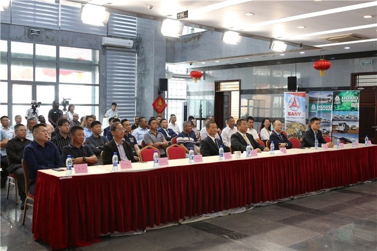 當(dāng)?shù)貢r(shí)間3月26日下午，中國(guó)品牌重型機(jī)械、載重車輛宣傳推介會(huì)在中國(guó)駐蘇里南大使館舉行。圖為宣介會(huì)現(xiàn)場(chǎng)。中國(guó)駐蘇里南大使館供圖