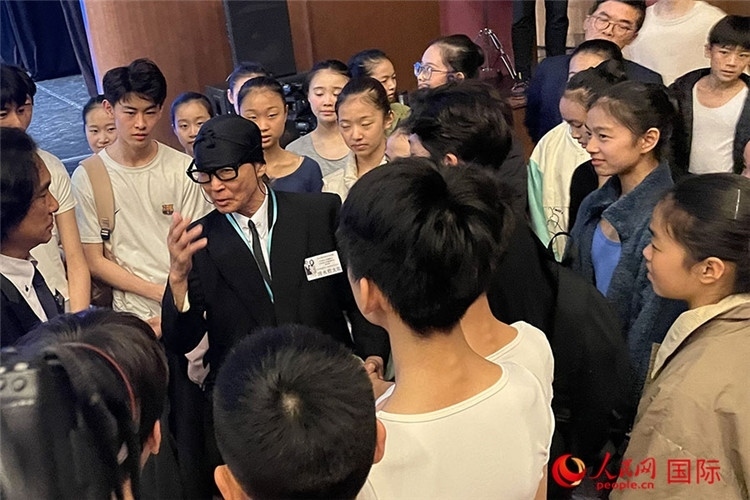 松山芭蕾舞團(tuán)總代表清水哲太郎與中央芭蕾舞團(tuán)舞蹈學(xué)校的學(xué)生們交流。人民網(wǎng)記者 張麗婭攝