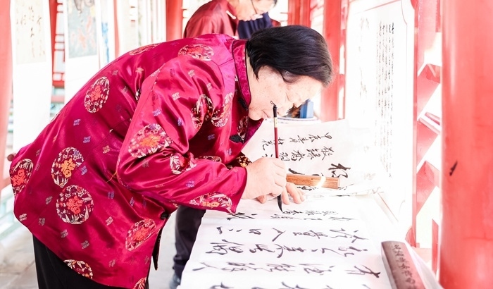 杏花節(jié)書畫展上書法家現(xiàn)場創(chuàng)作。受訪方供圖