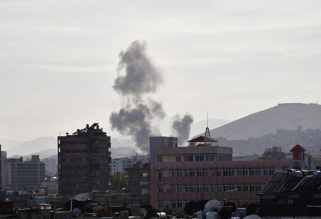 這是4月1日在敘利亞首都大馬士革拍攝的爆炸后升起的濃煙。新華社發(fā)（阿瑪爾攝）