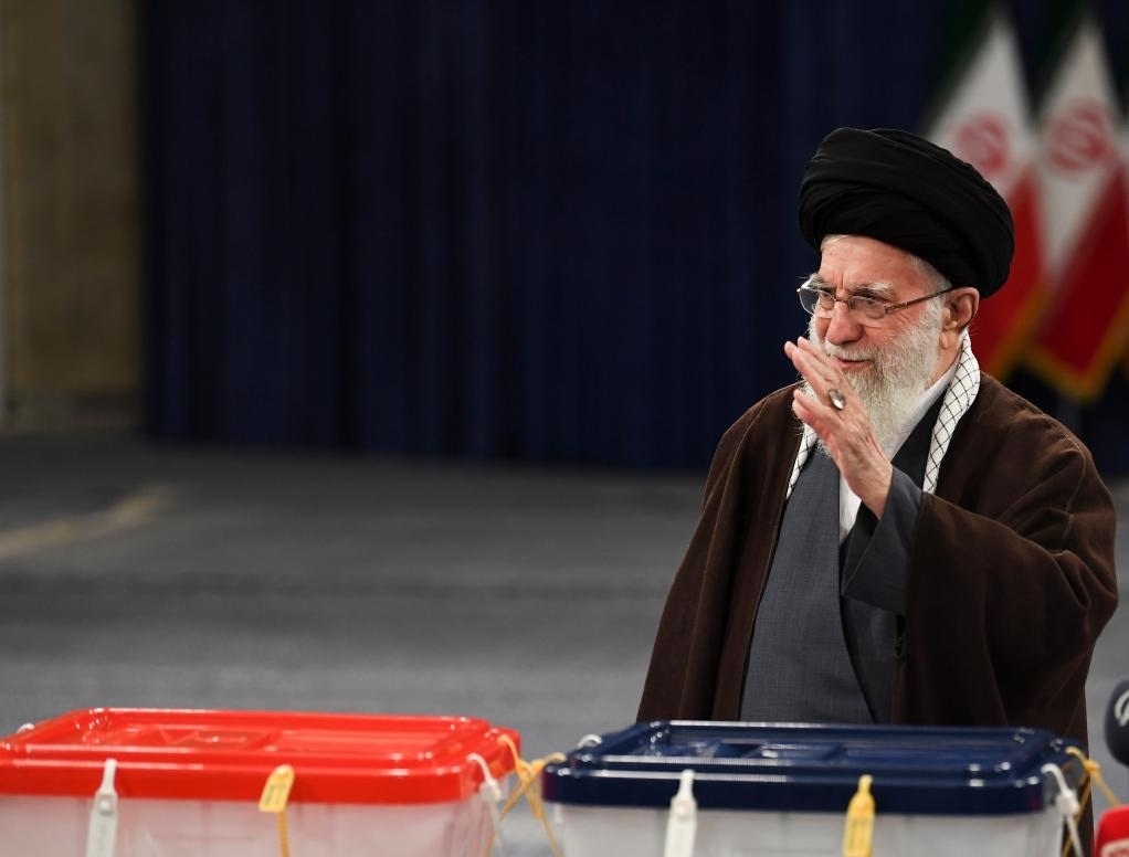 3月1日，在伊朗首都德黑蘭，伊朗最高領(lǐng)袖哈梅內(nèi)伊在設(shè)于領(lǐng)袖府內(nèi)的投票站投票。新華社記者沙達(dá)提攝