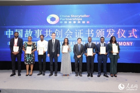 現(xiàn)場頒發(fā)證書。人民網(wǎng)記者 陳博攝