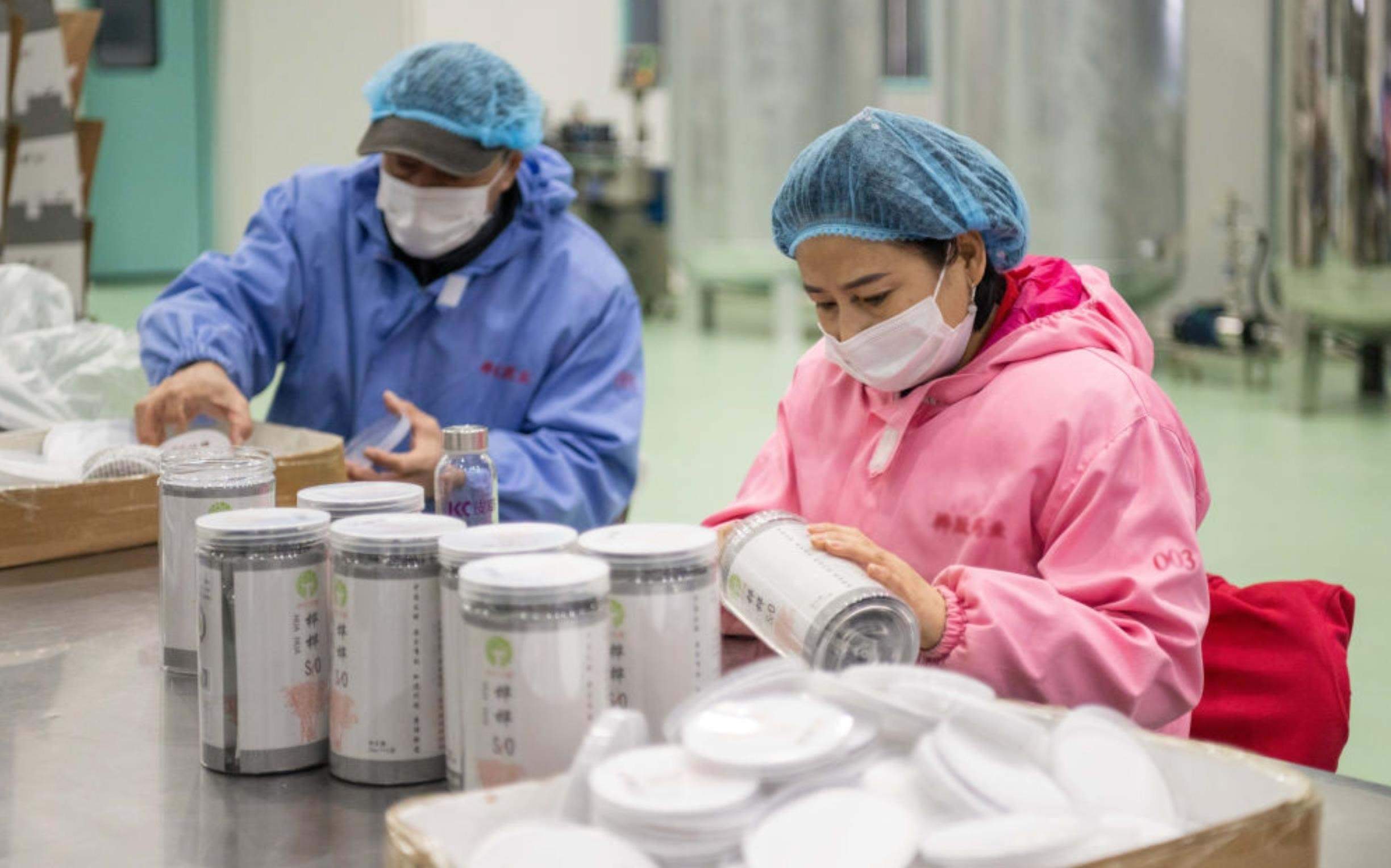 △2024年3月12日，黑龍江伊春一家公司內(nèi)，工作人員在包裝樺樹汁相關(guān)產(chǎn)品。