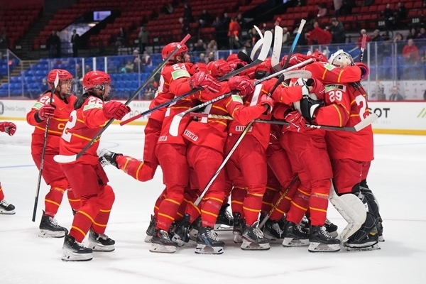 中國隊慶祝比賽勝利。圖片來源：國際冰聯(lián)