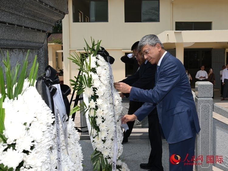 陳海大使向中國遠(yuǎn)征軍紀(jì)念碑敬獻(xiàn)花籃。人民網(wǎng)記者 謝佳君攝