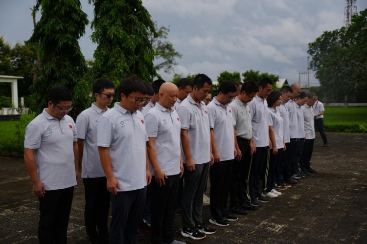 醫(yī)療隊(duì)隊(duì)員默哀。中國(guó)援桑醫(yī)療隊(duì)供圖