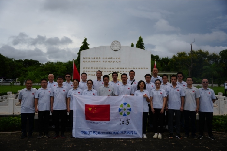 醫(yī)療隊(duì)合影。中國(guó)援桑醫(yī)療隊(duì)供圖