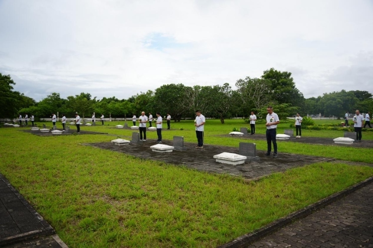 醫(yī)療隊(duì)隊(duì)員向烈士們獻(xiàn)花。中國(guó)援桑醫(yī)療隊(duì)供圖