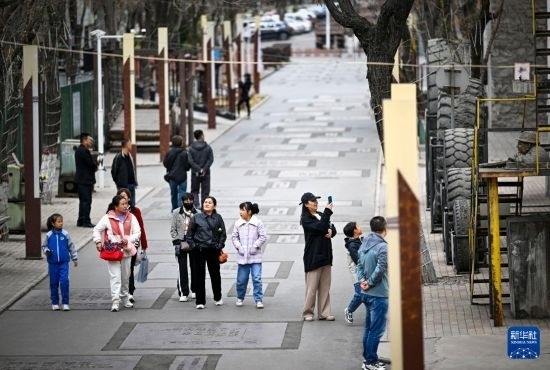 4月5日，游客在寧夏石嘴山市大武口洗煤廠工業(yè)遺址公園游覽。新華社記者 馮開華 攝