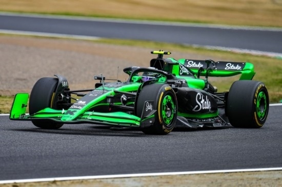 4月5日，索伯車隊(duì)中國車手周冠宇在練習(xí)賽中。新華社記者 張笑宇 攝