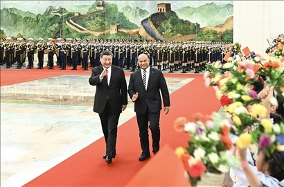 △2024年3月25日，習(xí)近平主席在北京人民大會堂同來華進(jìn)行國事訪問的瑙魯總統(tǒng)阿迪昂舉行會談。這是會談前，習(xí)近平主席在人民大會堂北大廳為阿迪昂總統(tǒng)舉行歡迎儀式。