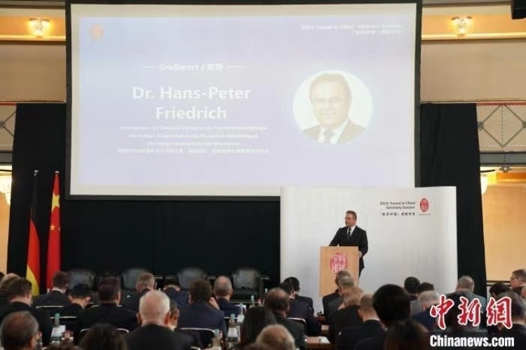 當(dāng)?shù)貢r(shí)間4月5日，由中國(guó)商務(wù)部主辦的“投資中國(guó)”德國(guó)專(zhuān)場(chǎng)推介活動(dòng)在斯圖加特市舉行。中新社記者 馬秀秀 攝