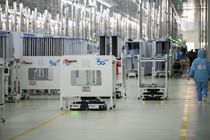 2024年1月10日，在位于浙江省金華市金義新區(qū)的潤(rùn)馬光能集團(tuán)金華工廠智能化生產(chǎn)車間里，AGV（自動(dòng)導(dǎo)引運(yùn)輸）小車忙碌穿梭在生產(chǎn)單元之間。圖源新華社