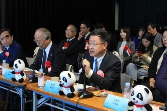 圖為四川省文化和旅游廳廳長戴允康向日本友人介紹四川旅游資源。（中國駐東京旅游辦事處供圖）