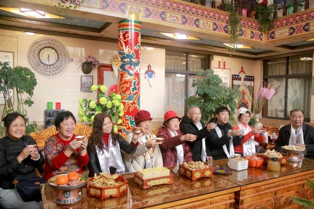 游客們入住民宿后，舉杯共飲酥油茶。新華社記者 邱星翔 攝