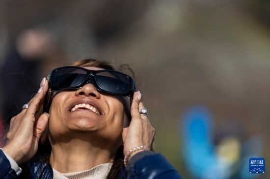 4月8日，一名女子在美國紐約州普拉茨堡觀看日食。新華社發(fā)（文森特·約翰遜攝）